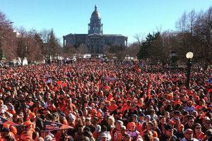 Un millón de aficionados se congrega en desfile de Broncos