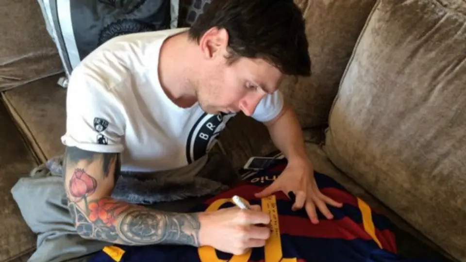 Messi dedica playera a Ronaldinho