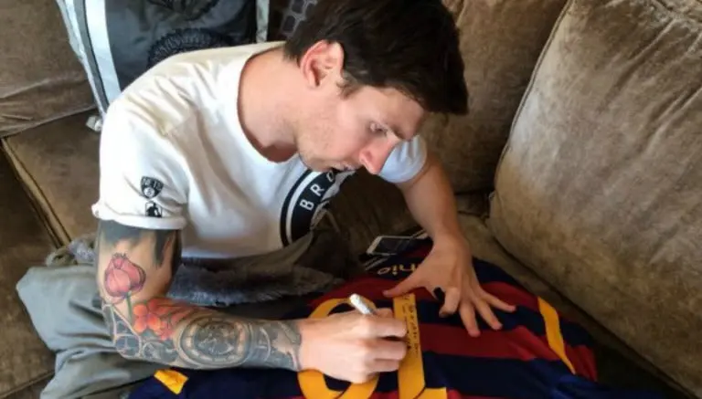 Messi dedica playera a Ronaldinho