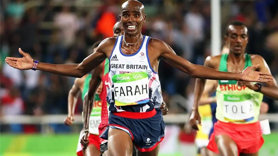 Mo Farah cae, pero remonta para ganar en 10 mil metros
