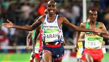 Mo Farah cae, pero remonta para ganar en 10 mil metros