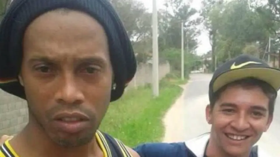 Ronaldinho se saca 'selfie' tras accidente automovilístico