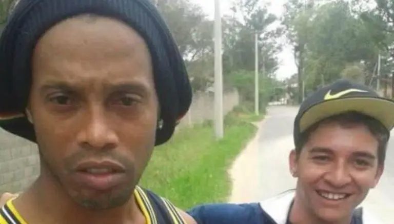 Ronaldinho se saca 'selfie' tras accidente automovilístico
