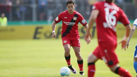 Chicharito se fractura y es baja para el Bayer Leverkusen