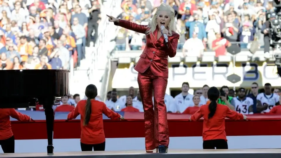 Lady Gaga canta el Himno Nacional de EU en SB 50