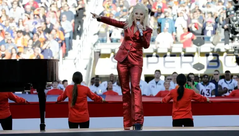 Lady Gaga canta el Himno Nacional de EU en SB 50