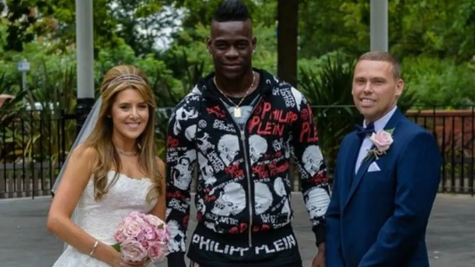 Balotelli hace felices a novios al salir en fotos de boda