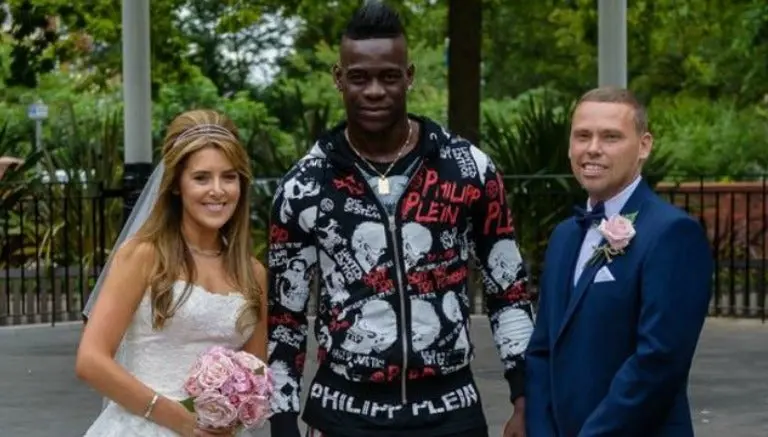 Balotelli hace felices a novios al salir en fotos de boda