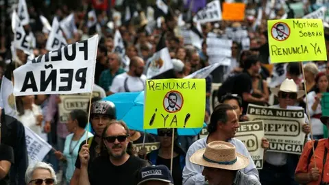 Miles marchan para exigir renuncia de EPN