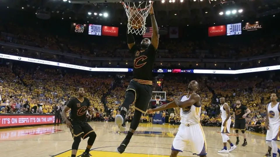 Cavs vence a Warriors y obliga al sexto juego