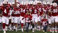 Nebraska juega con 10 por compañero fallecido