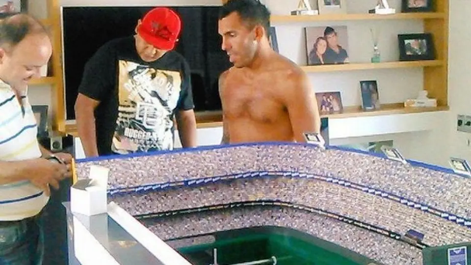 Tévez se divierte con futbolito en forma de La Bombonera