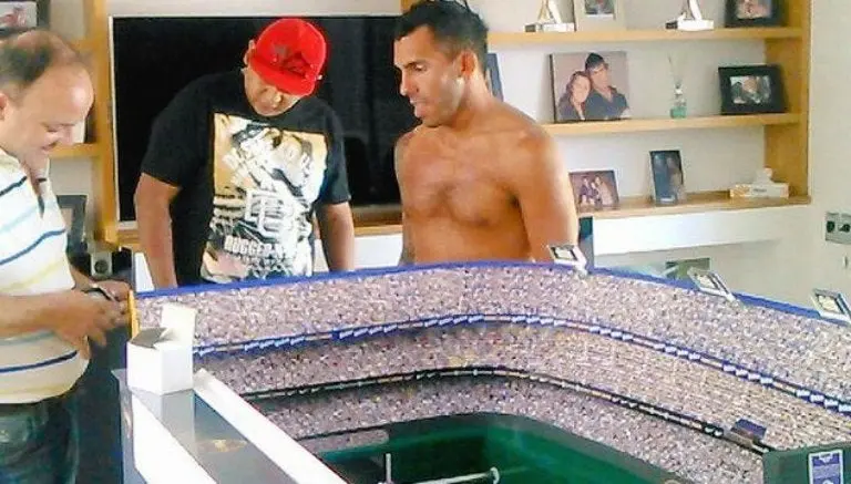 Tévez se divierte con futbolito en forma de La Bombonera