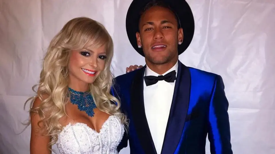 Neymar celebra Año Nuevo con sexy 'Octagon Girl'
