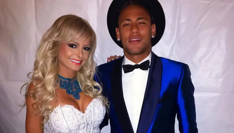 Neymar celebra Año Nuevo con sexy 'Octagon Girl'