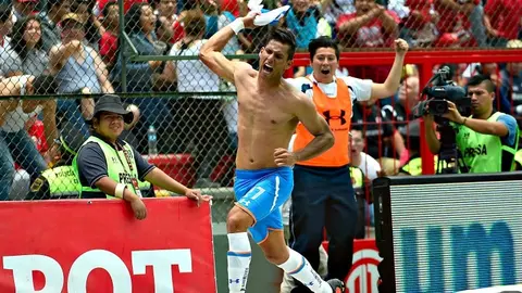 Cruz Azul celebra en el infierno y aspira a la Liguilla