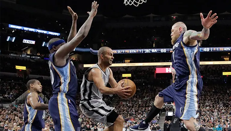 Spurs arranca Playoffs con aplastante victoria