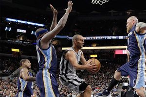 Spurs arranca Playoffs con aplastante victoria