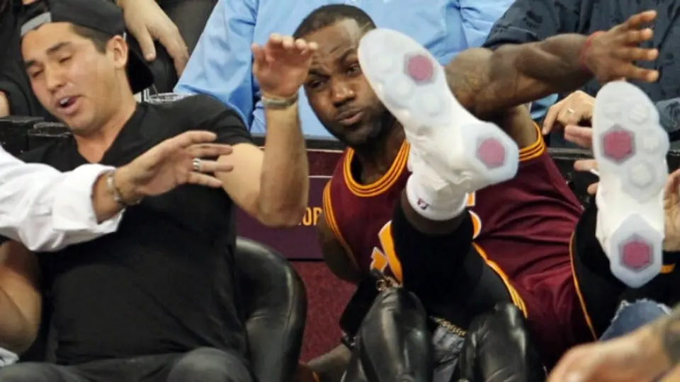 LeBron James manda al hospital a esposa de golfista