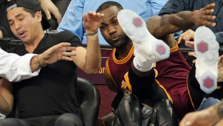 LeBron James manda al hospital a esposa de golfista
