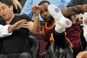 LeBron James manda al hospital a esposa de golfista