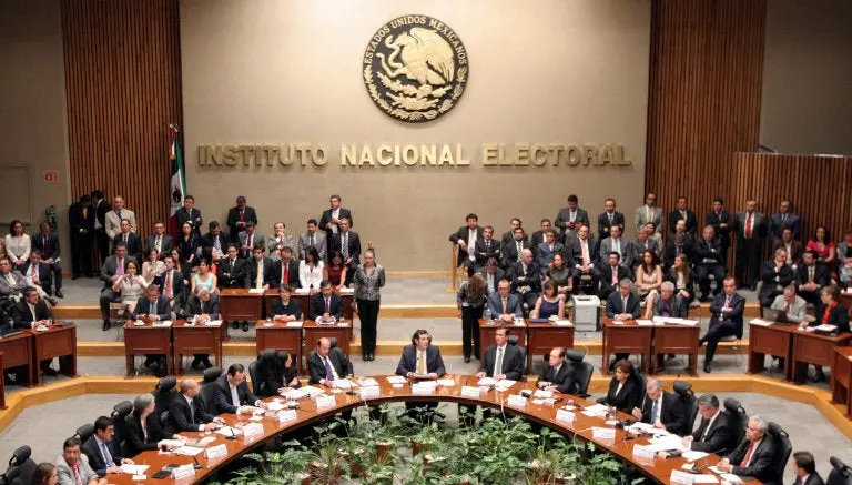 INE despilfarra en renta de automóviles