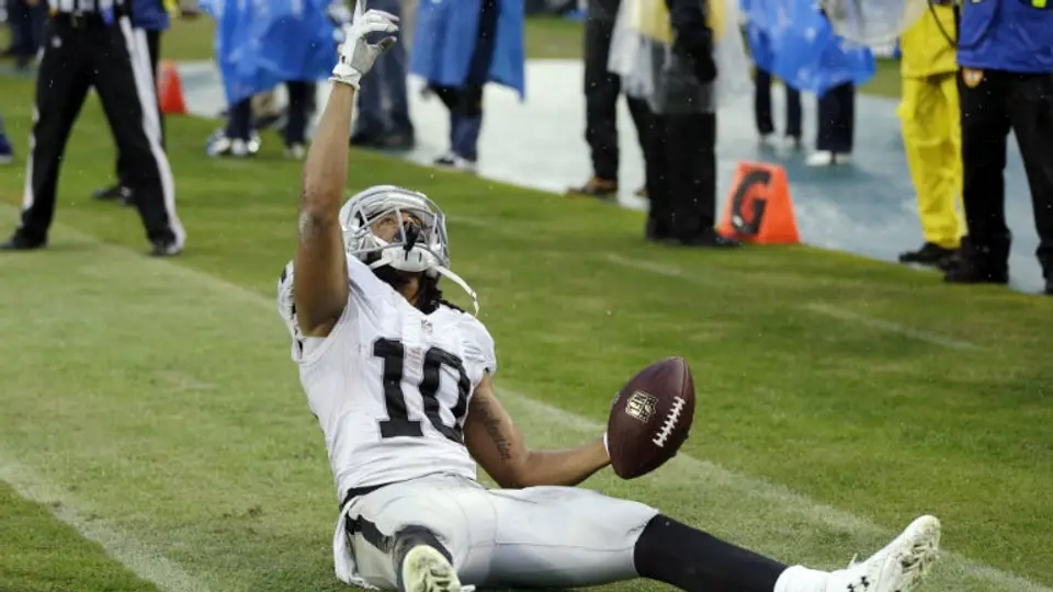 Raiders logra importante triunfo con voltereta incluida