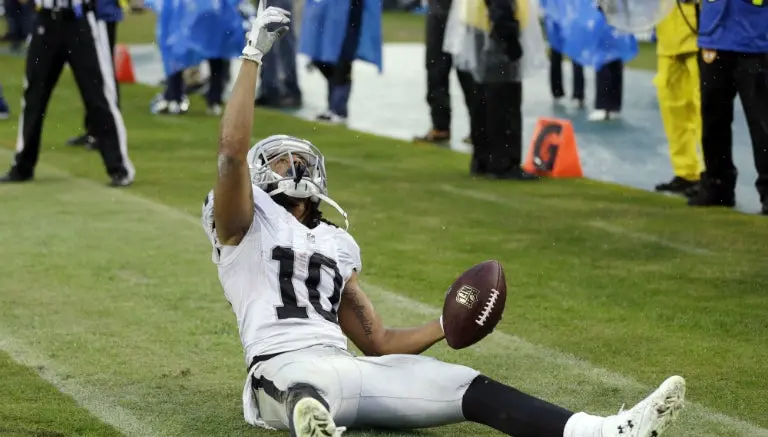 Raiders logra importante triunfo con voltereta incluida