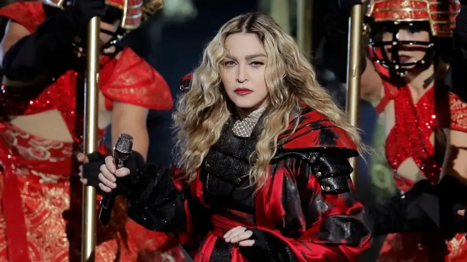 Madonna deja en topless a fan