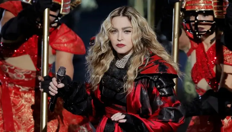 Madonna deja en topless a fan
