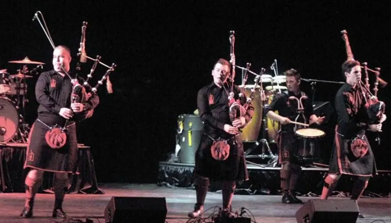 Mujer compra por error boletos para ver a Red Hot Chilli Pipers
