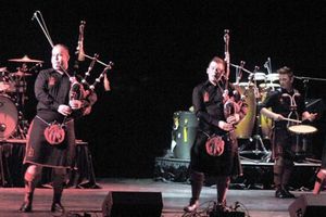 Mujer compra por error boletos para ver a Red Hot Chilli Pipers