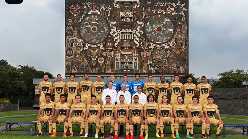 Pumas se toma foto oficial con la Biblioteca Central de fondo