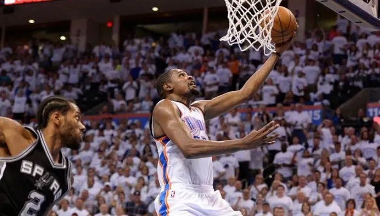 Durant guía victoria de Thunder sobre Spurs