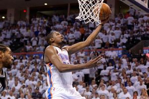Durant guía victoria de Thunder sobre Spurs