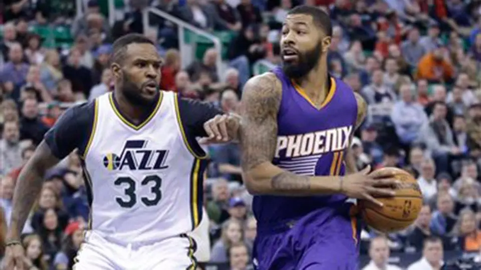 Jugador de NBA, multado con más de 145 mil dólares por arrojar toalla