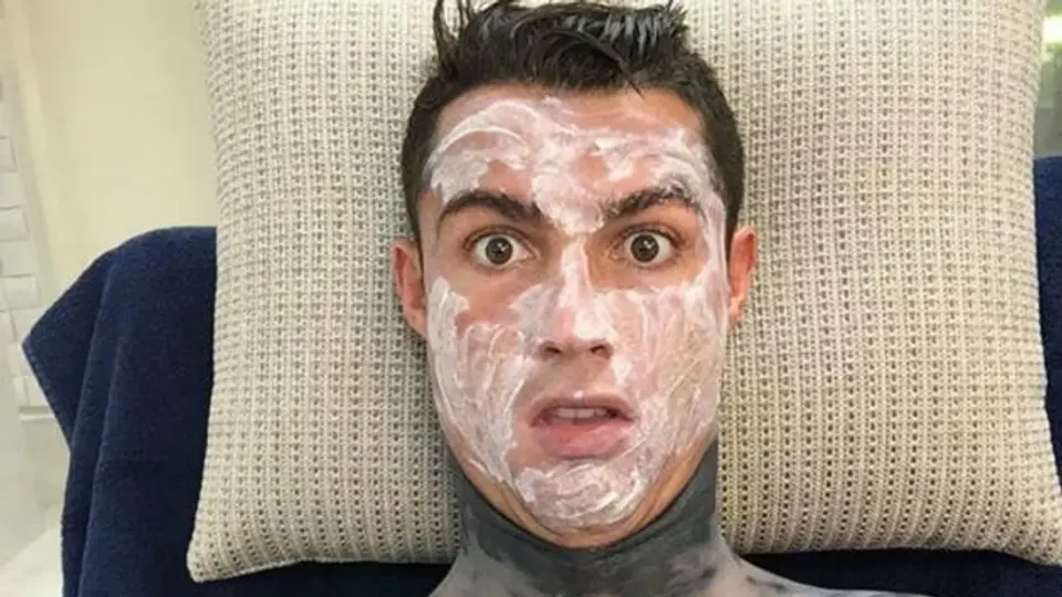 CR7 posa en Instagram con mascarilla en el rostro
