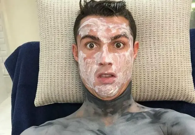 CR7 posa en Instagram con mascarilla en el rostro