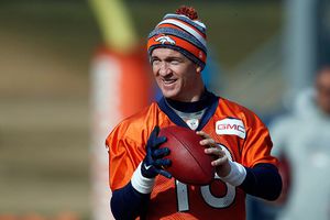 Carneros de LA buscarían a Peyton Manning para 2016