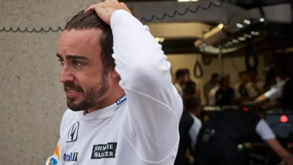 Alonso se retira del GP de México en la segunda vuelta