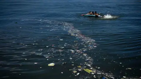 Estudio revela que aún hay desechos en aguas de Río