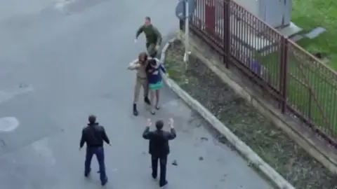 Soldado irrumpe en rodaje de película para evitar secuestro