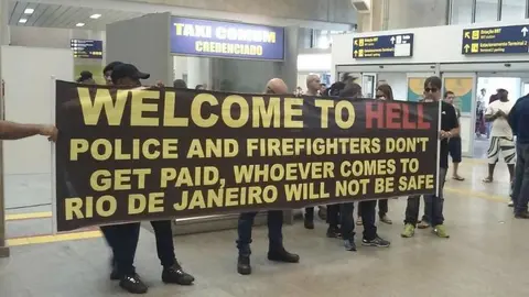 Policías dan bienvenida al 'infierno' de Río