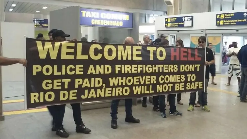 Policías dan bienvenida al 'infierno' de Río