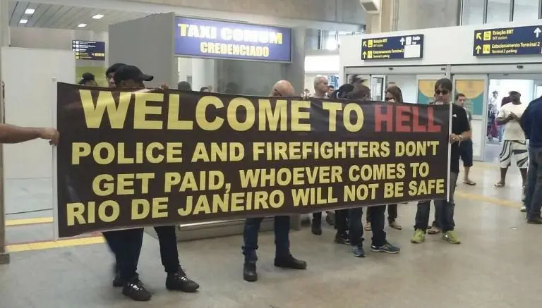 Policías dan bienvenida al 'infierno' de Río