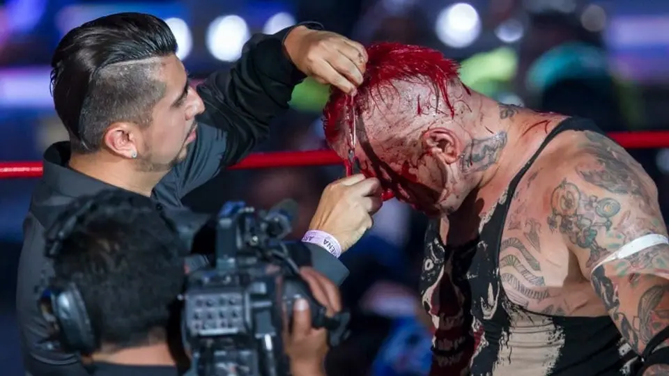 Psycho Clown rapa a Pagano en Triplemanía XXIV