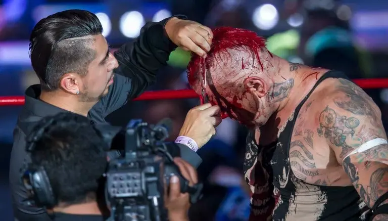 Psycho Clown rapa a Pagano en Triplemanía XXIV