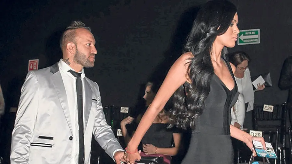 Vuoso y su esposa asisten a desfile de moda en el DF