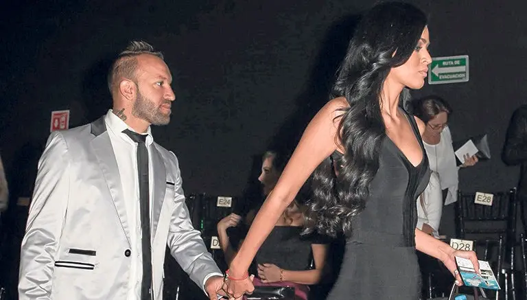 Vuoso y su esposa asisten a desfile de moda en el DF