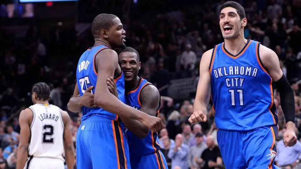 El Thunder se impone a Spurs en dramático juego
